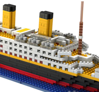 Titanic Building Block Set – Detailed Ocean Scene Model